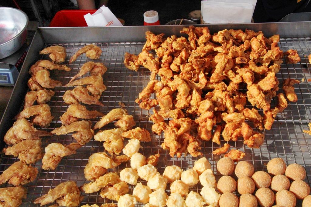 彰化溪湖美食，大鍋炸炸雞，傳統美味就在溪湖黃昏市場裡!