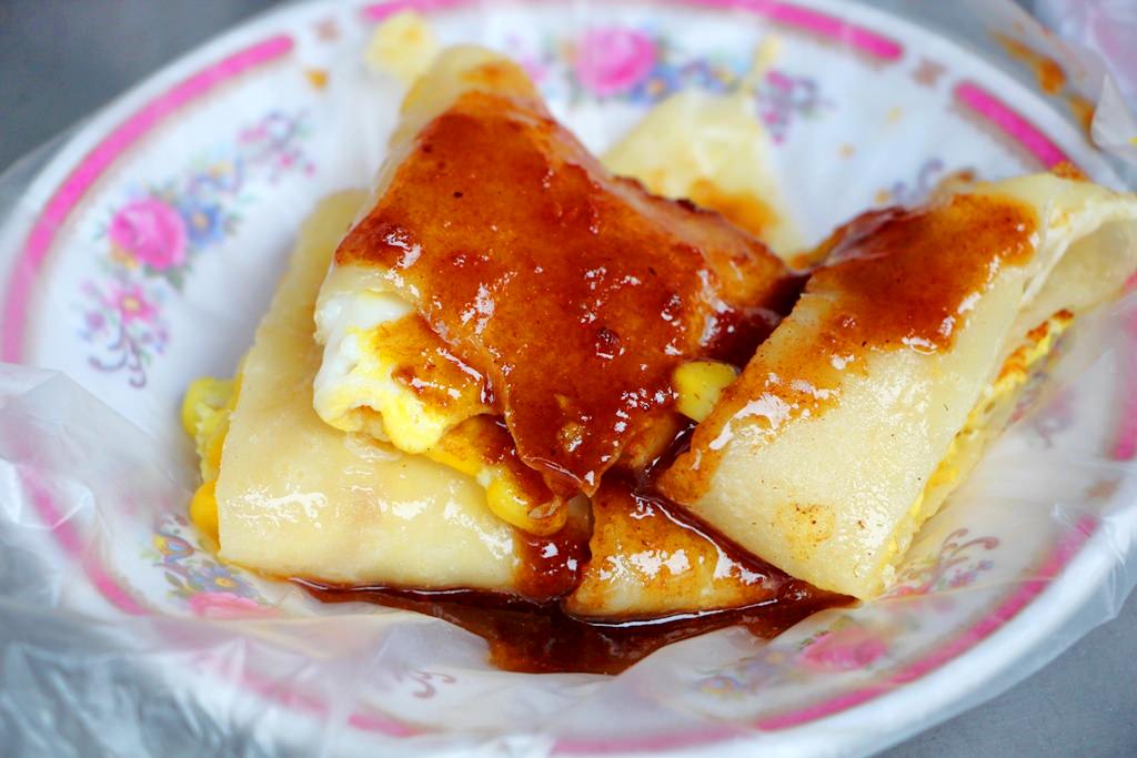 台中霧峰，僑榮國小前飄香28年的沙茶蛋餅，是回憶也是美味。