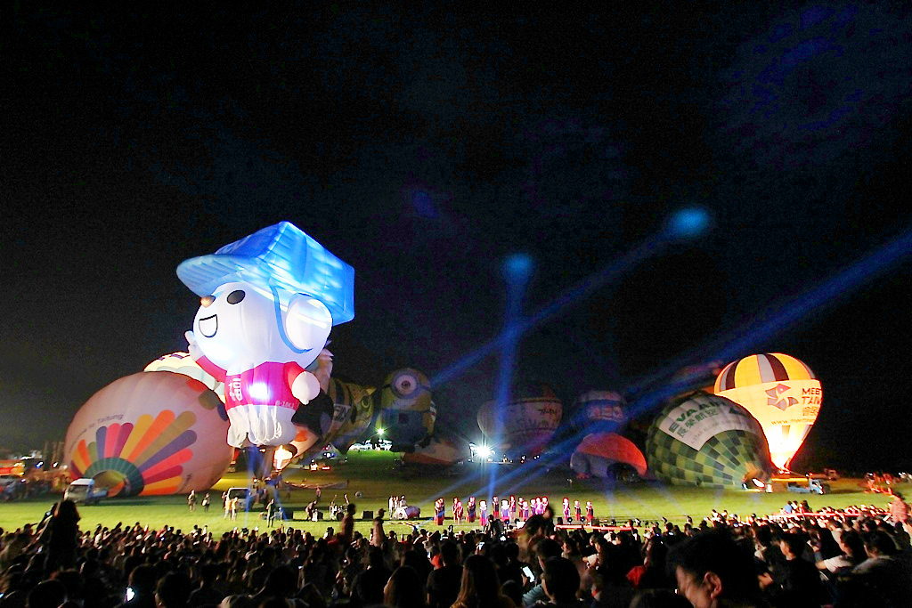 台東熱氣球嘉年華，晚上還有加碼光雕與開幕煙火，文末附上各資訊連結。