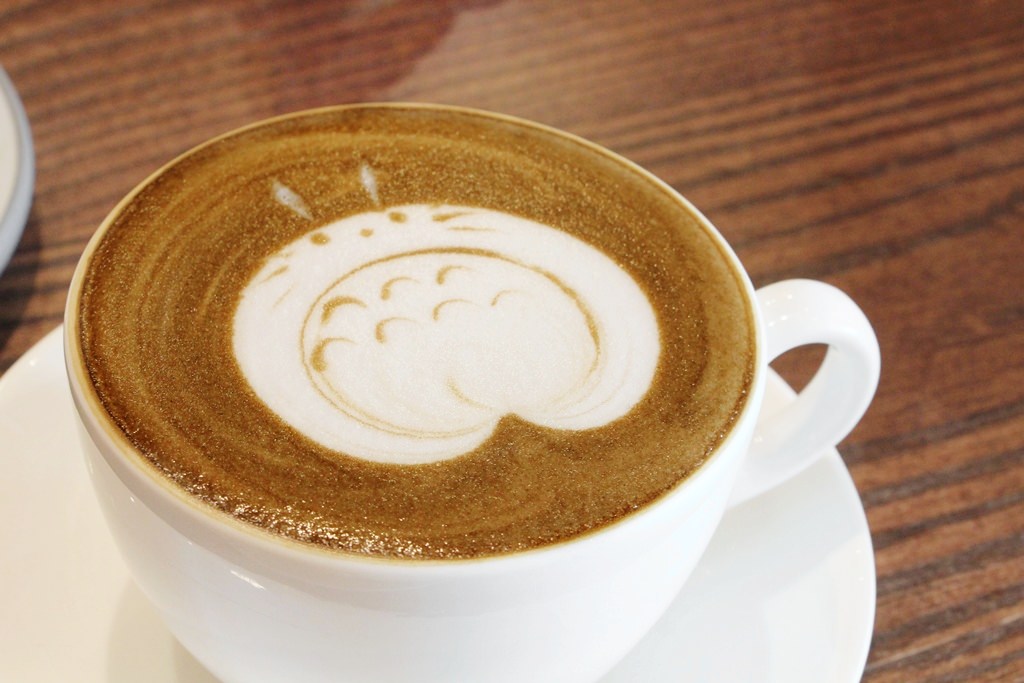 台中北屯，MT49 CAFE，隱身住宅區的精品咖啡~獨特冰球吸睛咖啡種類多元，還有店內滿是龍貓公仔超療癒。