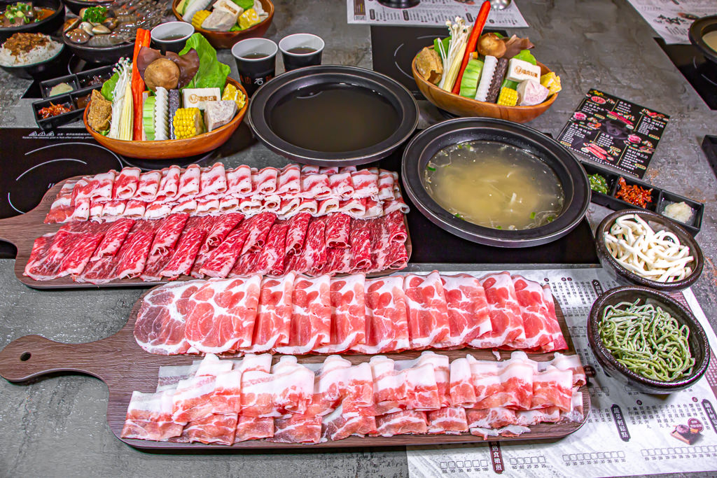 台中南屯，嗑肉石鍋，就是要滿足你的食肉慾!極緻和牛海鮮VS肉霸王快來更新你的海陸鍋物排行榜。