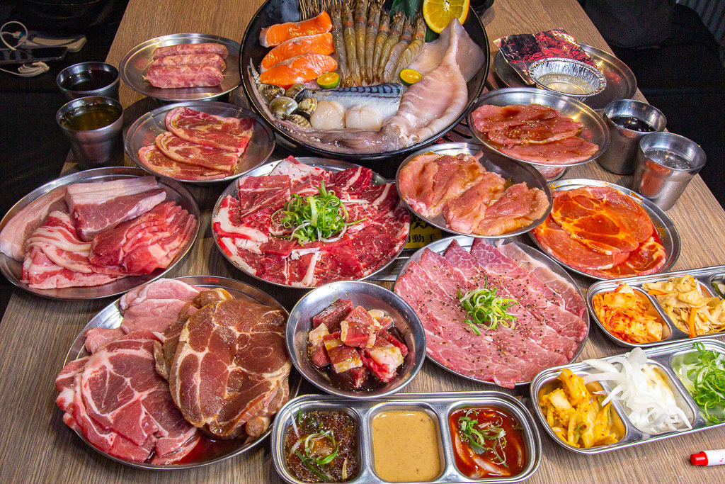 台中南屯，五花肉.KR-韓國烤肉BBQ 台中店，海鮮盤組超氣派，還有眾多韓式小食任你點。