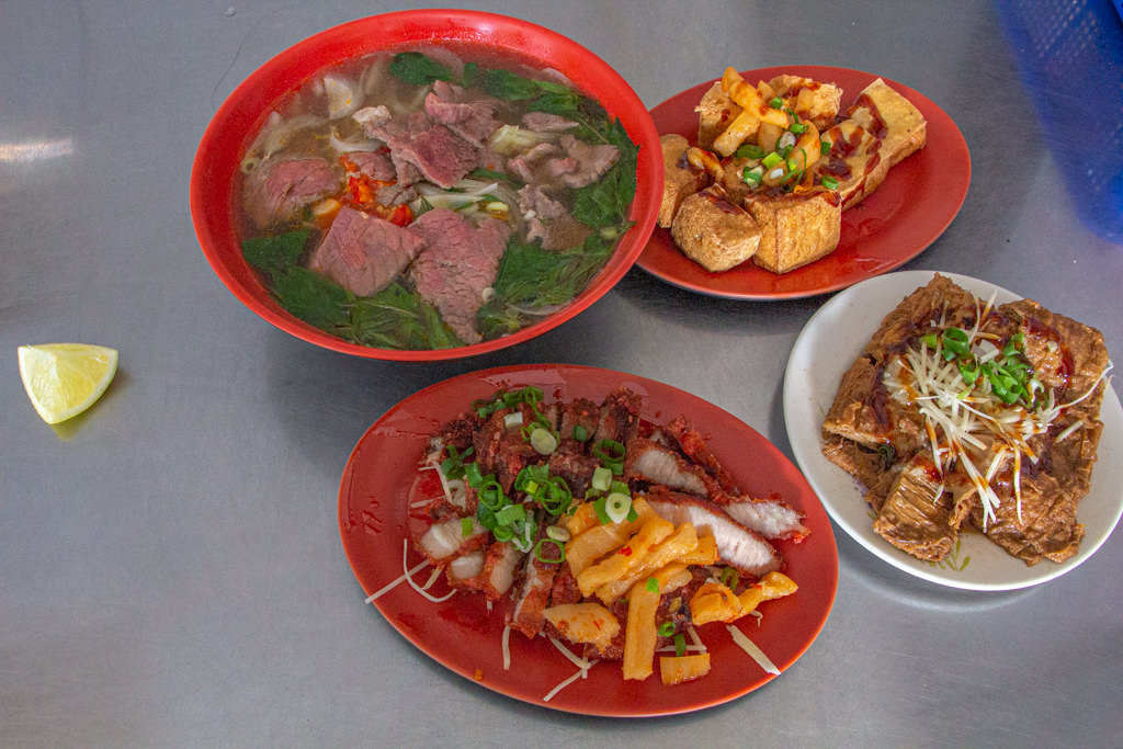 越南小吃米粉湯~裝潢簡易，越南牛肉河粉湯頭濃郁，一喝上癮。