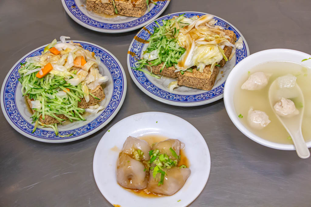 台中西區，老吳臭豆腐，隱身巷弄的40年老店，吃得到滿滿的黃瓜絲與泡菜。