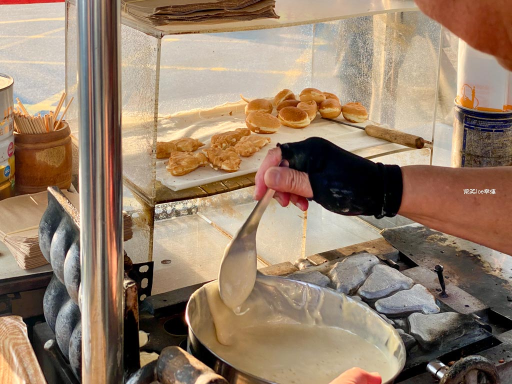 烏日區，古味雞蛋糕，3顆只要10元！店家快手出爐，手與人潮幾乎沒停過！