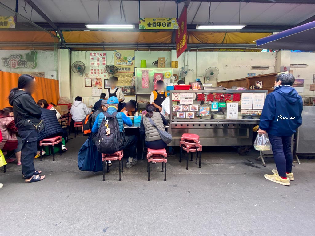 烏日素食|隱身市場巷裡的平安麵，近烏日火車站。