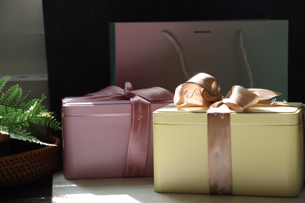 台中伴手禮分享｜收到超夯的曉翮流域厚餡夾心開箱心得：抹茶開心果/草莓/巧克力口味。